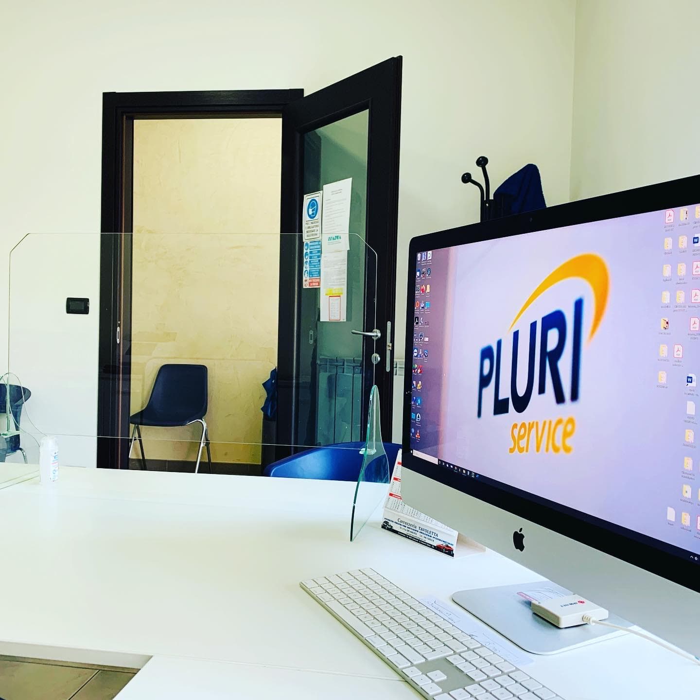 Postazione accoglienza con logo Pluriservice